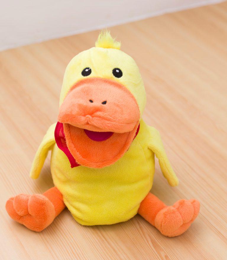 Handpuppe für die Spielgruppe. Eine gelbe Ente mit rotem Halstuch.
