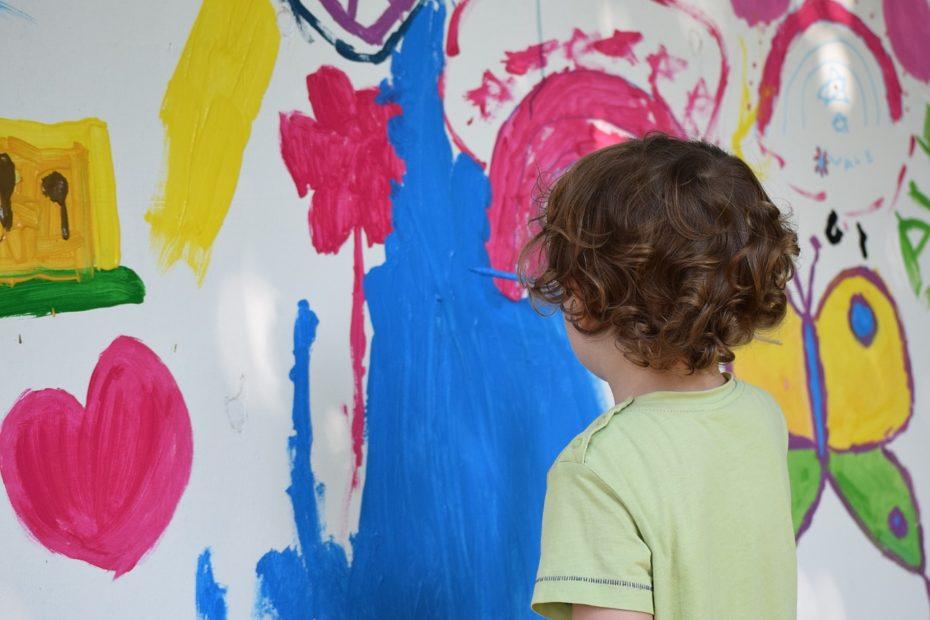 Kinder malt auf einer großen Leinwand